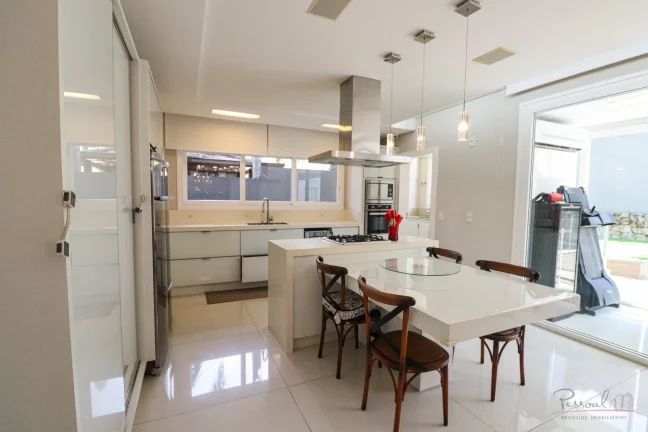 Imagem Venha conhecer esta linda casa dentro de um condomínio que fica em uma posição estratégica! Com ...