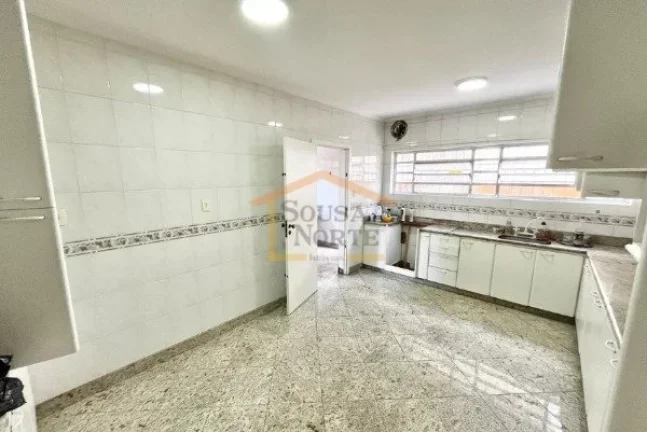 Imagem Casa espaçosa com 200 m² de área construída, composta por 4 dormitórios, sendo 2 suítes, e 4 b...