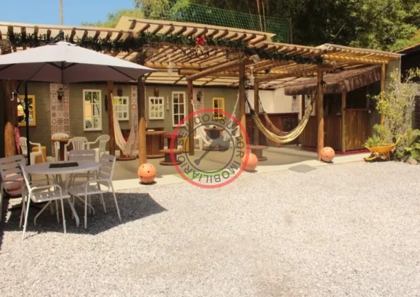 Imagem Casa em residencial, com 3 dormitorios sendo 2 suites, sala de estar, sala de jantar, cozinha e area gourmet e lavanderia.