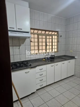 Imagem Casa à venda na Zona Leste de Londrina com 3 quartos, 2 banheiros, cozinha com armários, churrasqueira, quarto e banheiro nos fundos, em terreno de 250m²