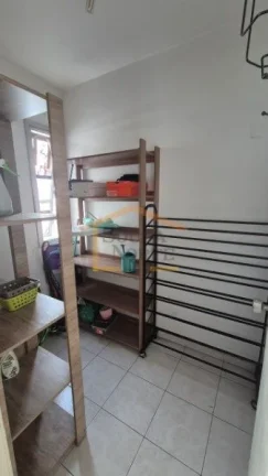 Imagem Apartamento mobiliado com 2 dormitórios, 2 banheiros e 1 vaga de garagem. Possui sala de estar e ja...