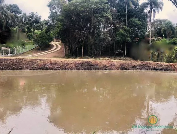 Imagem Chácara com lago e piscina 2 casas 2.700m2 de área a apenas 50km de SP