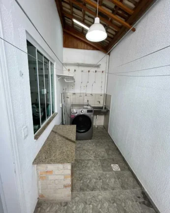 Imagem Sobrado com 3 dormitórios sendo 1 suíte e 1 vaga de garagem em Balneário Camboriú/SC