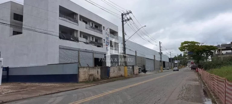 Imagem Aluga-se Galpão 240m², Fachada 17mts, 2 Banheiros (PNE), 6 vagas para clientes, Pé D. 5 mts, estrutura para fazer mezanino, Na Principal Av. de Ribeirão Pires-SP