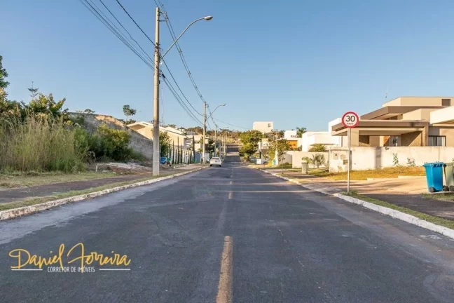 Imagem Lote vazado e de esquina na Travessa Itiquira