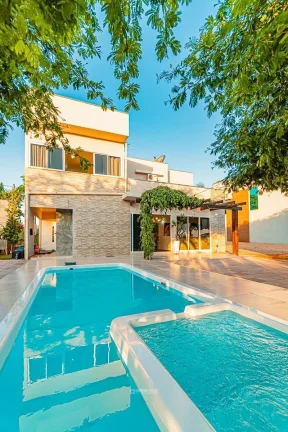 Venda de Sobrado de Alto Padrão no Clube Náutico, Toledo-PR: 3 Quartos, 1 Suíte, 2 Salas, 3 Banheiros, 4 Vagas, 193m².