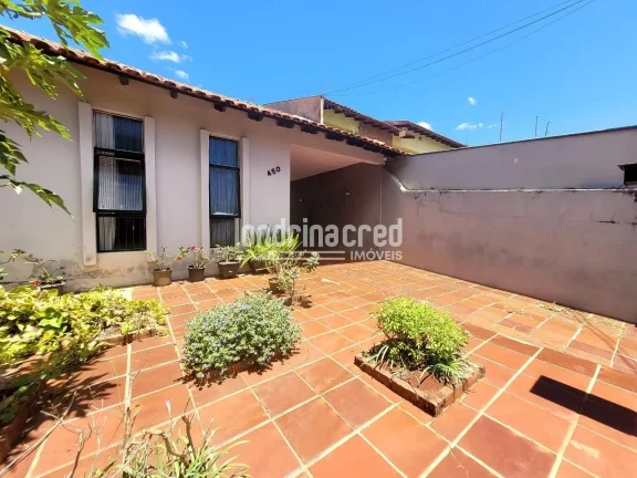 Imagem Casa espaçosa com 2 dormitórios, 2 banheiros e 2 vagas de garagem em terreno de 300m², com 126m² de construção — conforto e praticidade em um só lugar!