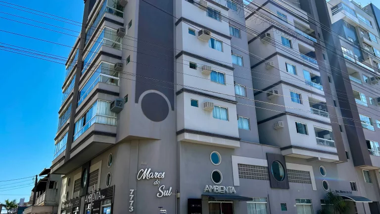 Imagem Cobertura com 3 dormitórios sendo 1 suíte e 2 vagas, a 200m da praia de Gravatá Navegantes/SC