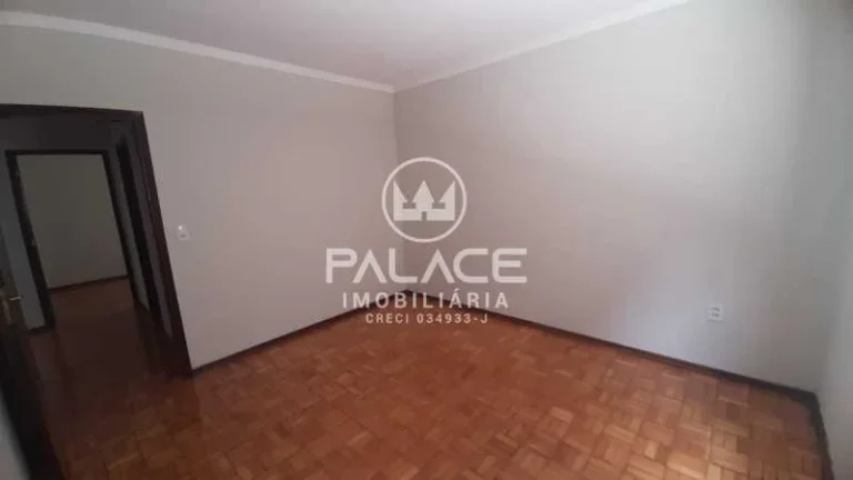 Imagem Esta excelente casa está localizada em um dos bairros mais desejados da cidade, oferecendo conforto...