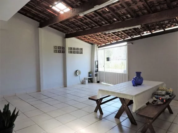 Imagem CASA RECEM REFORMADA EM FRENTE DE UM LAGO