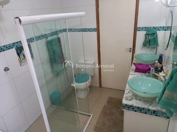 Imagem Linda e espaçosa casa em rua sem saída, lugar muito tranquilo e acessível. A residência possui 3...