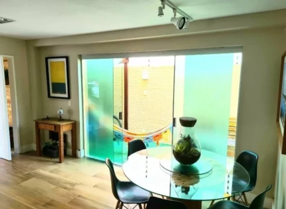 Imagem Casa no Condomínio Carlos Siqueira de Melo - 4 Quartos, Área de Lazer e 2 Vagas de Garagem