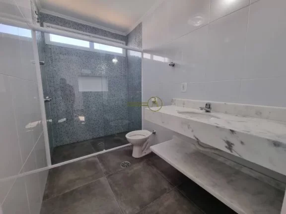 Imagem Casa térrea, alto padrão, de esquina e apenas 150 metros da praia, à venda