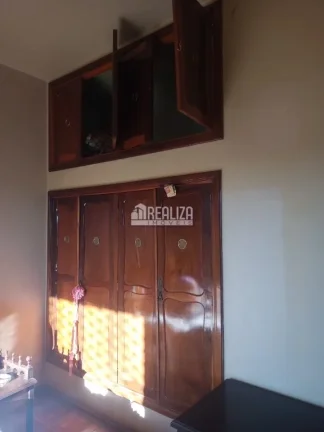 Imagem Vende-se casa de alto padrão com dois pavimentos no Centro de Igarapava/SP