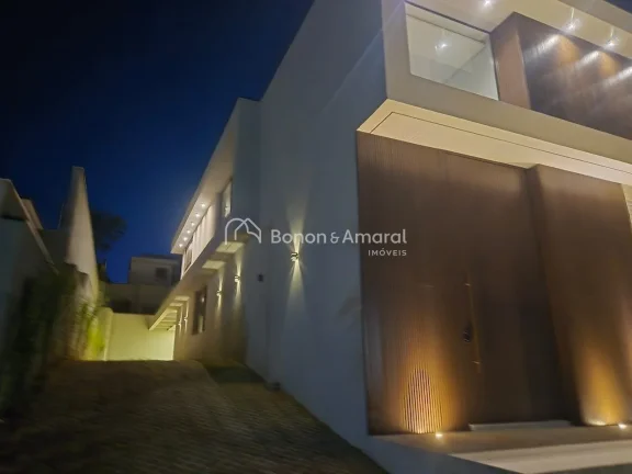 Imagem A casa no Residencial Jatibela oferece um design sofisticado e espaços amplos. No andar superior, e...