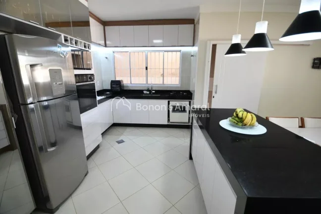 Imagem Esta casa é uma excelente opção para quem busca conforto e funcionalidade. Com três quartos, sen...
