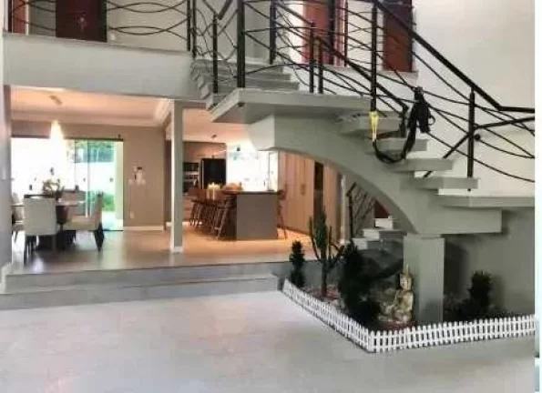 Imagem Casa alto padrão com 4 suítes e 7 vagas de garagem sendo 4 cobertas em Jaraguá do Sul/SC