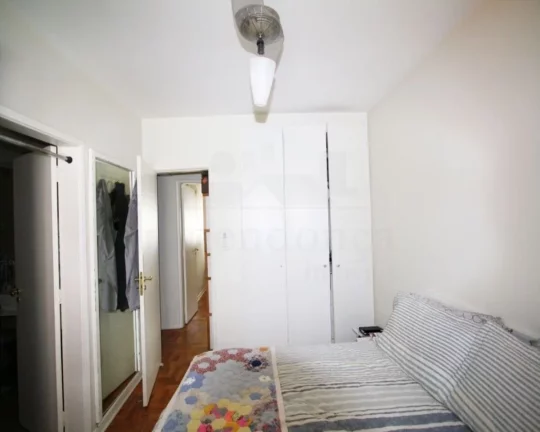 Imagem Amplo apartamento com piso de tacos, armários embutidos, living ampliado para 02 ambientes, 03 dorm...