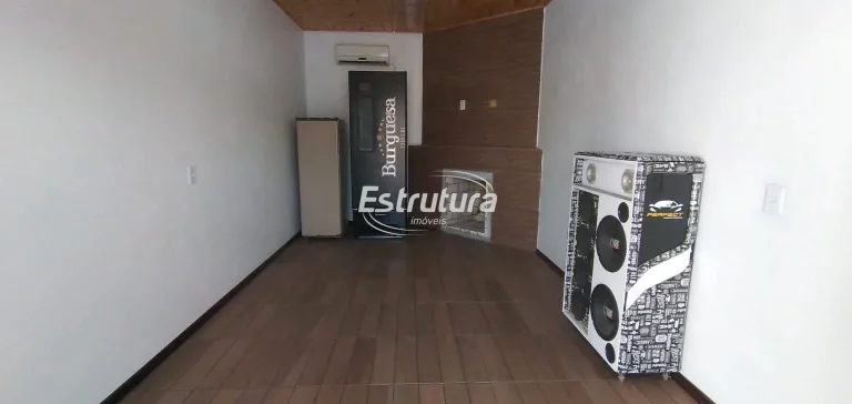 Imagem casa ampla no Pé de Platano 3 dormitórios, piscina e garagem para 3 automóveis