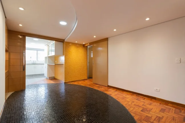 Imagem OPORTUNIDADE IMPERDÍVEL ! Apartamento 125M² Reformado, 3Q, 1 Suíte, 2 Banheiros, 2 Vagas.