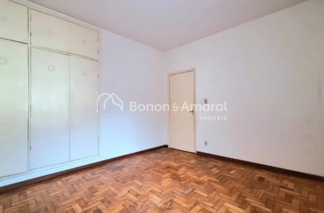 Imagem A casa contém 158 m² de área construída em um terreno de 250 m², oferece um espaço ideal para ...