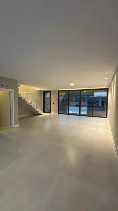 Imagem Sobrado com 3 suítes sendo 1 master e 2 vagas - Barra em Balneário Camboriú/SC
