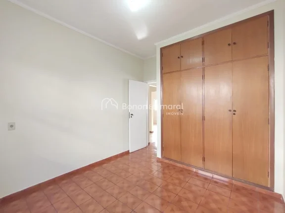 Imagem Casa da frente com 2 dormitórios com armários embutidos, banheiro social, sala com varanda integra...