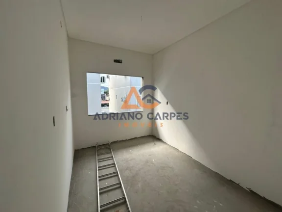 Imagem Sobrado de Alto Padrão à Venda em Navegantes-SC, Bairro Gravatá 3 Quartos sendo 1 Suíte, 1 Sala, 3 Banheiros, Adriano Carpes Imóveis