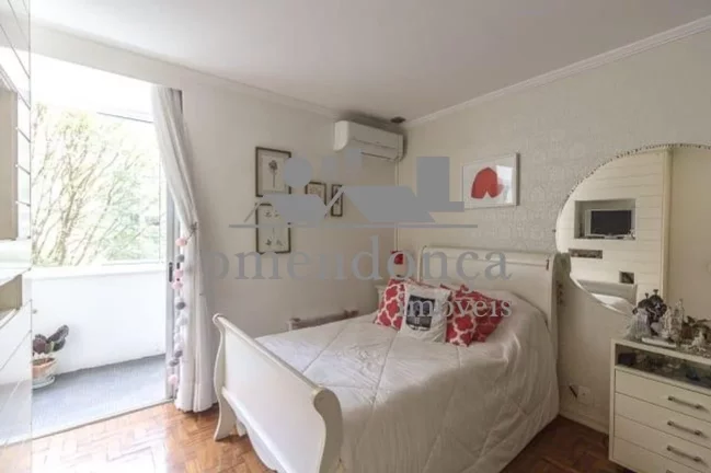 Imagem Apartamento um por andar, 265m² útil, living para 03 ambientes, piso de tábuas largas corridas de...