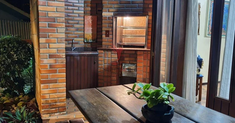 Imagem Casa na Praia com 5 Vagas de Garagem, frente mar , em Balneário Piçarras, Santa Catarina