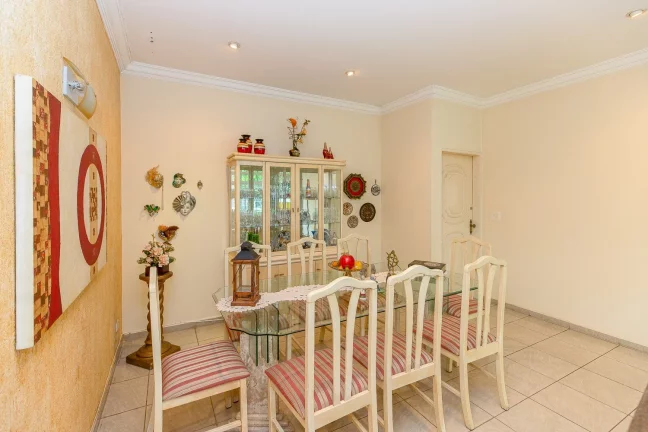 Imagem CASA TÉRREA JD SAÚDE 209,00 M 3 DORMITÓRIOS SENDO 2 SUÍTES SALA 3 AMBIENTES AMPLOS LAREIRA COZINHA ÁREA SERVIÇO CHURRASQUEIRA SALÃO FESTAS 4 VAGAS