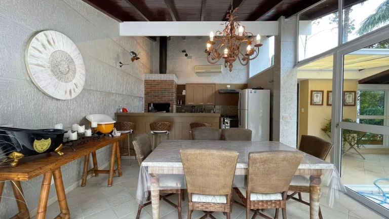 Imagem Casa de Luxo à Venda em Riviera de São Lourenço Módulo 30: 4 quartos, 1 suíte, 2 salas, 4 vagas, 220m² de área. Aproveite!