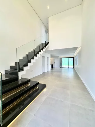 Imagem (CA8226) Uma casa localizada no Alphaville medindo 330m².