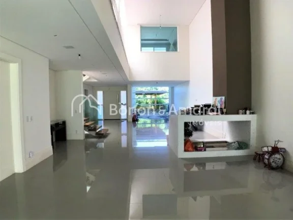 Imagem Linda e espaçosa casa de condomínio com área de 704 m². O imóvel possui living com pé direito ...