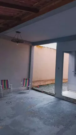 Imagem Sobrado amplo com 2 dormitórios e 2 vagas de garagem, com espaço lateral no Centro de Camboriú.