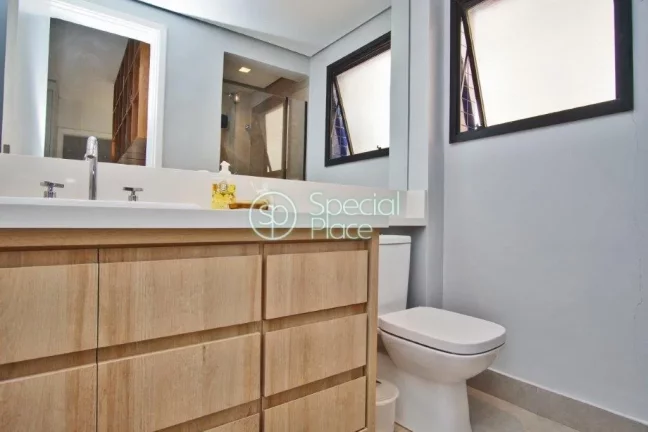 Imagem Ótimo apartamento à venda no Morumbi - Área: 138,14m² - Living com varanda na copa das árvores ...