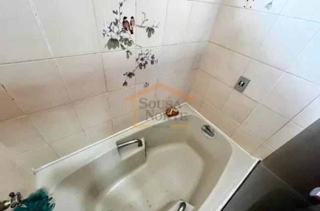 Imagem Casa espaçosa com 200 m² de área construída, composta por 4 dormitórios, sendo 2 suítes, e 4 b...