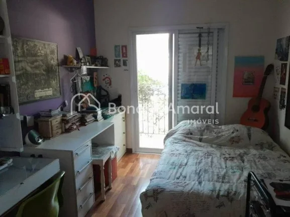 Imagem Lindo sobrado à venda em condomínio fechado em Barão Geraldo. Na parte da frente do imóvel são ...