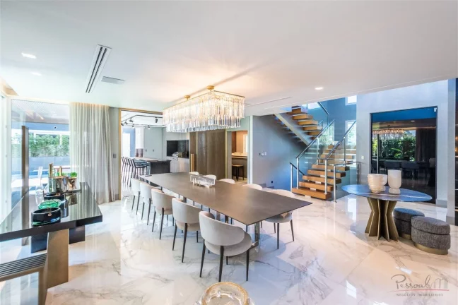 Imagem Magnífica casa em Jurerê Internacional a apenas 100m do mar. Casa localizada em exelente terreno d...