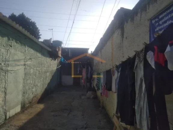 Imagem 2 sobrados, construção antiga, 3 dormitórios,1 deles com 2 banheiros. O outro sobrado com 3 dormi...