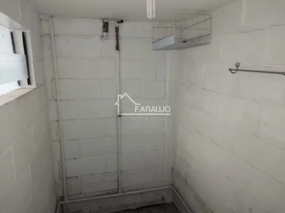 Imagem Com um amplo espaço interno, barracão oferece inúmeras possibilidades de layout e adaptação, permitindo a personalização de acordo c/ as necessidades