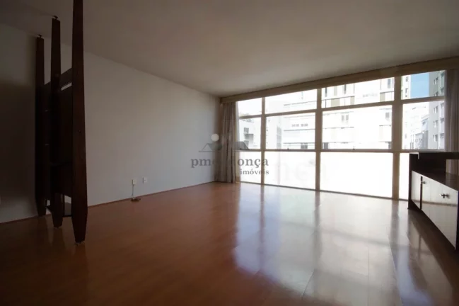 Imagem Apartamento com amplo living, 3 dormitorios sendo uma suite, apartamento com piso em tacos nos dormi...