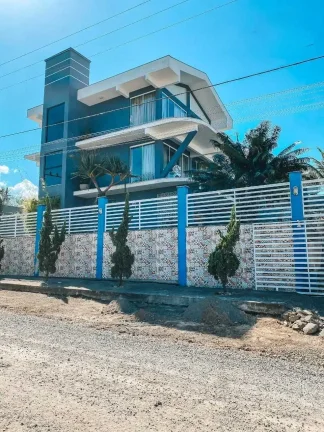 Imagem Casa alto padrão com 3 dormitórios sendo 1 suíte master e 4 vagas- Itacolomi | Balneário Piçarras/SC