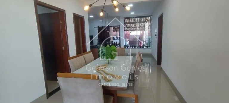 Imagem Casa à venda - Com 03 Suítes - Centro - Mantena - MG