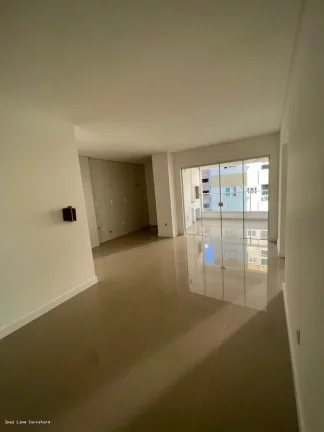 Imagem Alto Padrão para Venda em Itapema, meia praia, 3 dormitórios, 1 suíte, 2 banheiros, 2 vagas