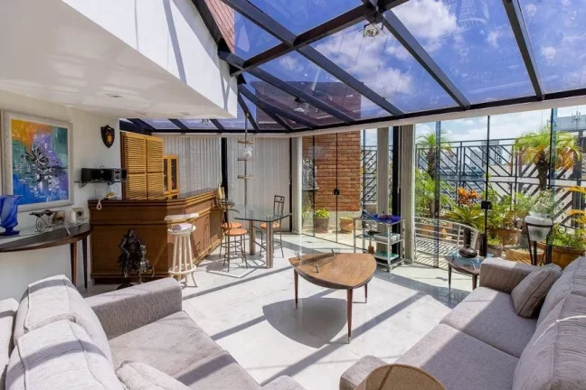 Imagem Cobertura duplex com lazer privativo, piso superior com ares de casa, possui um living amplo para tr...