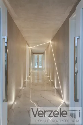 Imagem Apartamento 4 ou + dormitórios para Venda em Balneário Camboriú / SC no bairro Centro