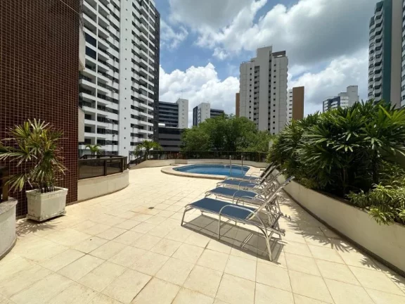 Imagem A 5ª Avenida Imóveis selecionou esse charmoso apartamento de 2/4 + dependências, atualmente revertido gabinete, podendo ser 3 Suites totais, 02 vagas