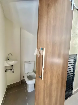 Imagem Linda casa em condomínio novo com acabamento impecável