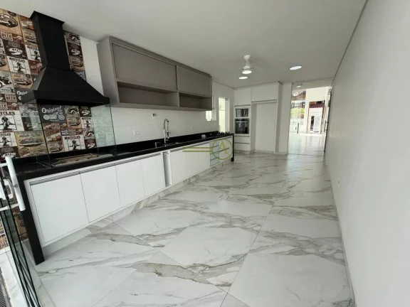 Imagem Casa térrea alto padrão com pé direito duplo, apenas 150 metros da praia